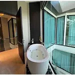 5-Bed Luxury Villa Pooljacuzzi 5 Min To Walkingst