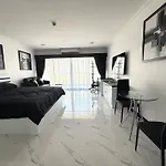 1-Bedroom Pool-View Condo With Large Balcony - Jomtien