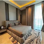 5-Bed Luxury Villa Pooljacuzzi 5 Min To Walkingst