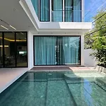 5-Bed Luxury Villa Pooljacuzzi 5 Min To Walkingst