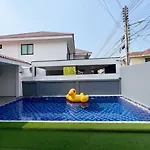 H2 Beach, Near The Terminal Building, Chinese Street, Fengyue Street, Five Bedrooms, Six Bathrooms, Single Pool Villa, Ktv, Pool Table, Convenient Transportation * Pattaya