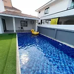 H2 Beach, Near The Terminal Building, Chinese Street, Fengyue Street, Five Bedrooms, Six Bathrooms, Single Pool Villa, Ktv, Pool Table, Convenient Transportation