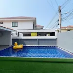 H2 Beach, Near The Terminal Building, Chinese Street, Fengyue Street, Five Bedrooms, Six Bathrooms, Single Pool Villa, Ktv, Pool Table, Convenient Transportation *