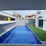 H2 Beach, Near The Terminal Building, Chinese Street, Fengyue Street, Five Bedrooms, Six Bathrooms, Single Pool Villa, Ktv, Pool Table, Convenient Transportation Pattaya