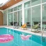 Villa Downtown Oasis 芭提雅市中心独栋泳池别墅 B 5卧6卫 Ktv Bbq 芭提雅海滩步行街500m