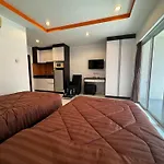อพาร์ทเม้น Comfortable Pool-view With Balcony - Pratumnak, Pattaya
