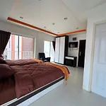 Apartment Bright Corner Pool-view With Balcony - New Nordic Vip 3, Pratumnak Pattaya