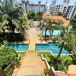 Spacious 2-bedroom Pool-view - Executive 2, Pratumnak อพาร์ทเม้น Pattaya