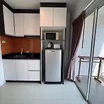 Bright Corner Pool-view With Balcony - New Nordic Vip 3, Pratumnak Apartment *