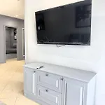 อพาร์ทเม้น Spacious 2-bedroom Pool-view - Executive 2, Pratumnak Pattaya