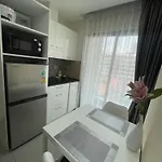 Cozy With Swimming Pool, Gym, Sauna, Great Location, Near Beach, Easy Transport - Guest Friendly