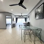Spacious 2-bedroom Pool-view - Executive 2, Pratumnak Pattaya