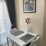 Cozy With Swimming Pool, Gym, Sauna, Great Location, Near Beach, Easy Transport - Guest Friendly *