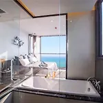 Luxury 2 Bed Sea View - Excellent Location Apartment *