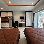 อพาร์ทเม้น Comfortable Pool-view With Balcony - Pratumnak, Pattaya