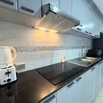 Spacious 2-bedroom Pool-view - Executive 2, Pratumnak *
