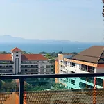 อพาร์ทเม้น Cozy 2br Rooftop Swimming Pool Pratumnak *