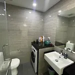 อพาร์ทเม้น Cozy With Swimming Pool, Gym, Sauna, Great Location, Near Beach, Easy Transport - Guest Friendly *