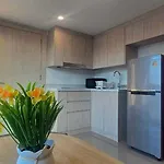 Big 1 Bedroom Close To Apartment *