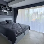 Spacious 2-bedroom Pool-view - Executive 2, Pratumnak อพาร์ทเม้น Pattaya