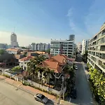Cozy With Swimming Pool, Gym, Sauna, Great Location, Near Beach, Easy Transport - Guest Friendly *