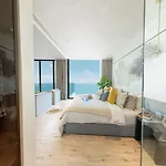 อพาร์ทเม้น Ultra-luxury Sea View At Arom Pattaya