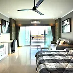 อพาร์ทเม้น Sea View At View Talay 5d With Large Balcony Pattaya