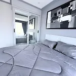 อพาร์ทเม้น Spacious 2-bedroom Pool-view - Executive 2, Pratumnak Pattaya