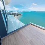 อพาร์ทเม้น Ultra-luxury Sea View At Arom Pattaya
