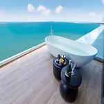 อพาร์ทเม้น Ultra-luxury Sea View At Arom