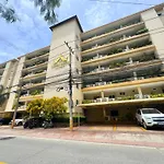 Spacious 2-bedroom Pool-view - Executive 2, Pratumnak Pattaya