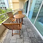 Spacious 2-bedroom Pool-view - Executive 2, Pratumnak Pattaya
