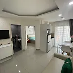 อพาร์ทเม้น Cozy With Swimming Pool, Gym, Sauna, Great Location, Near Beach, Easy Transport - Guest Friendly