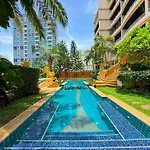 Spacious 2-bedroom Pool-view - Executive 2, Pratumnak *
