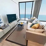 อพาร์ทเม้น Ultra-luxury Sea View At Arom Pattaya