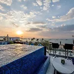 The Globe Hotel, Bar & Restaurant โรงแรม Pattaya