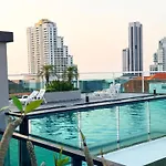 อพาร์ทเม้น Modern 2br Rooftop Swimming Pool Pratumnak *