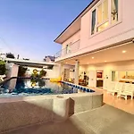 วิลล่า Relax Pool Near Walking Street,jacuzzi ,bbq 5bed 6bath House54 *