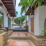 Thai 3b Pool Near Hollywood Pattaya