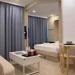 Garden Lagoon Pool With Balcony อพาร์ทเม้น *