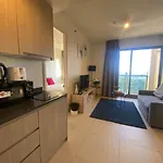 อพาร์ทเม้น High Floor 2br Sea View Prime Location