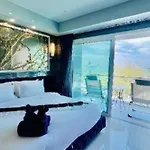 The Globe Hotel, Bar & Restaurant Pattaya