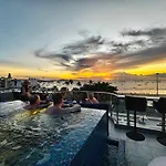 โรงแรม The Globe Hotel, Bar & Restaurant Pattaya
