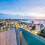 One Bedroom With Pool View At The Base Near Festival Holiday home