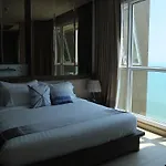 อพาร์ทเม้น Everyday Beachfront Stylish Luxury Jomtien *