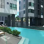 Sea View Rooftop Pool Apartment *