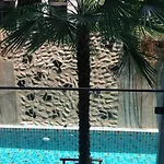 Studio, Phratomnak Soi 5