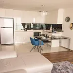 Luxury Seaview The Peak Towers 200m To