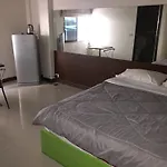 Shanghai Monna Bar Guest house Pattaya