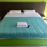 Guest house Shanghai Monna Bar 4*